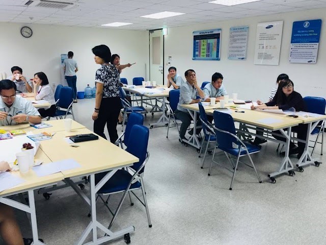 Các học viên thảo luận bài tập nhóm