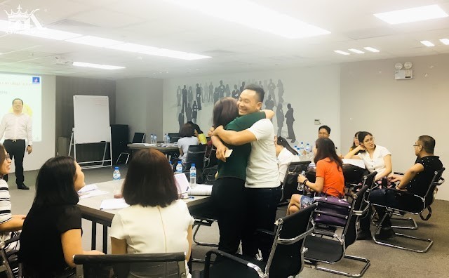 Học viên thực hành bài tập học khen ngợi