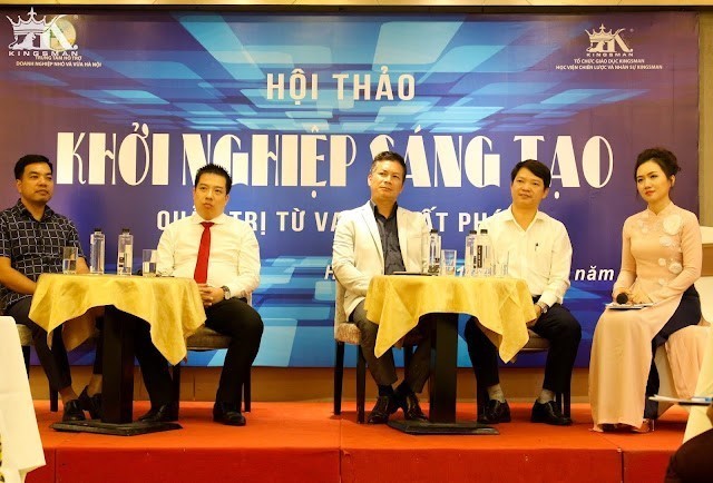 Các diễn giả lắng nghe câu hỏi của khách mời tại Hội thảo