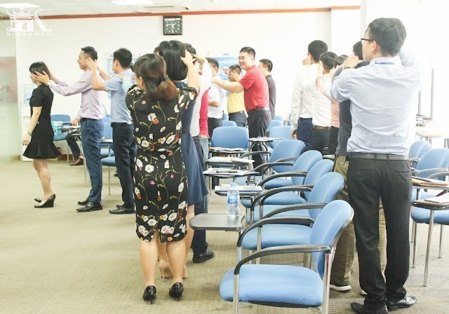 Các học viên có bài tập thư giãn sau giờ nghỉ trưa