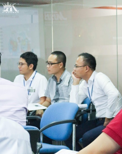 Các học viên đang chăm chú nghe thầy giảng