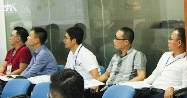 Học viên chú ý nghe thầy Hoàng Trung Dũng giảng bài