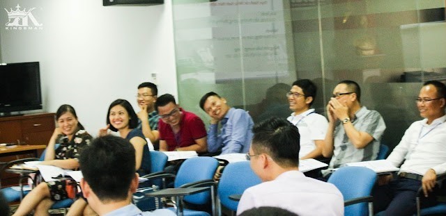 Nụ cười của học viên khi nghe thầy Hoàng Trung Dũng giảng bài