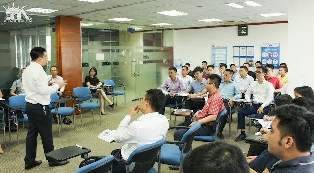 Thầy Hoàng Trung Dũng đang say sưa giảng bài cho học viên