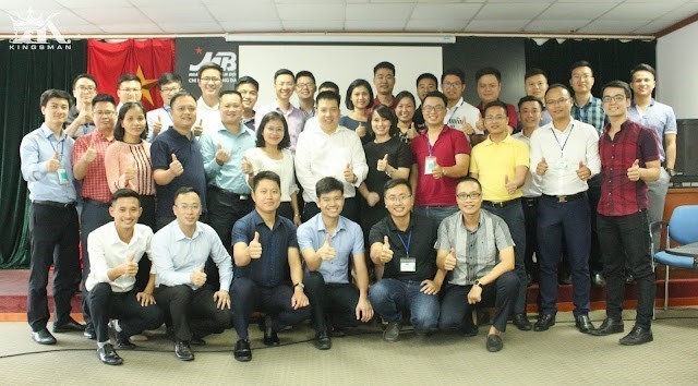 Các học viên chụp ảnh lưu niệm cùng thầy Hoàng Trung Dũng sau khóa học