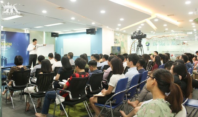 TS. Hoàng Trung Dũng sử dụng ngôn ngữ cơ thể nhằm tạo sự lôi cuốn trong buổi thuyết trình của mình