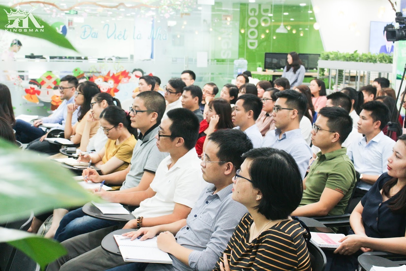 Học viên chú ý theo dõi thầy Hoàng Trung Dũng thuyết giảng