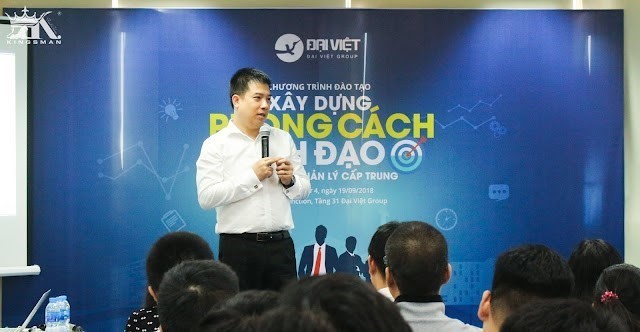 Thầy Hoàng Trung Dũng lắng nghe phản hồi của các học viên