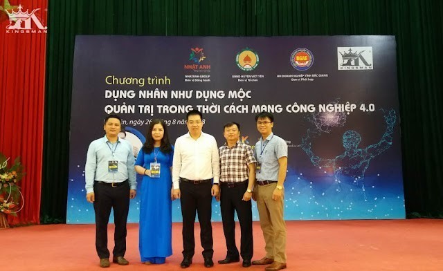 Anh Vũ Hùng thứ nhất từ phải sang