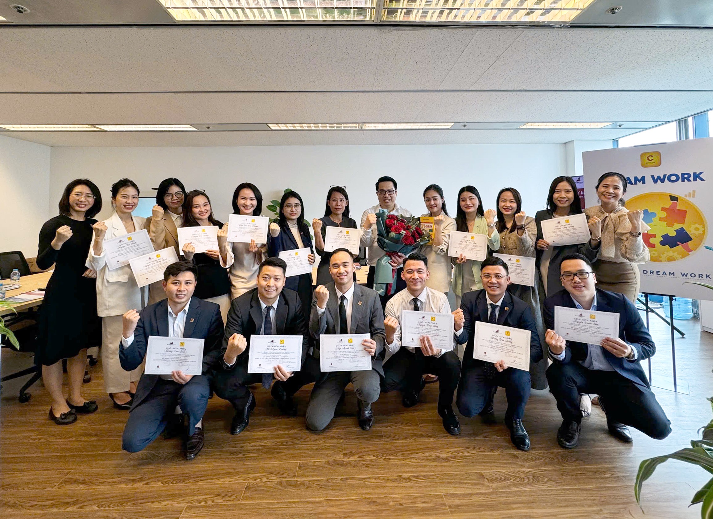 Tiến sĩ Hoàng Trung Dũng đào tạo tại phòng kinh doanh của Chicilon Media tại Hà Nội